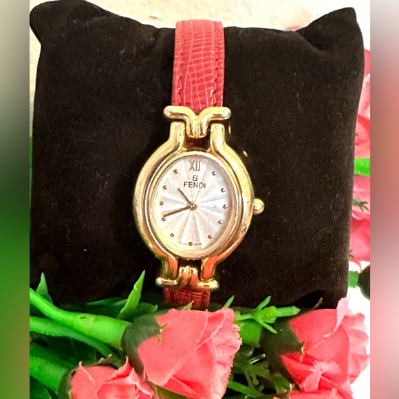 🔥🌟 AUTHENTIC 🌟🔥 FENDI Watch 640L 23mm Women's
Whites X Reds (PRE OWNED) - Picture 1 of 12